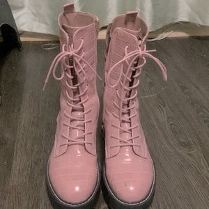 Pink boots size: 7.5M